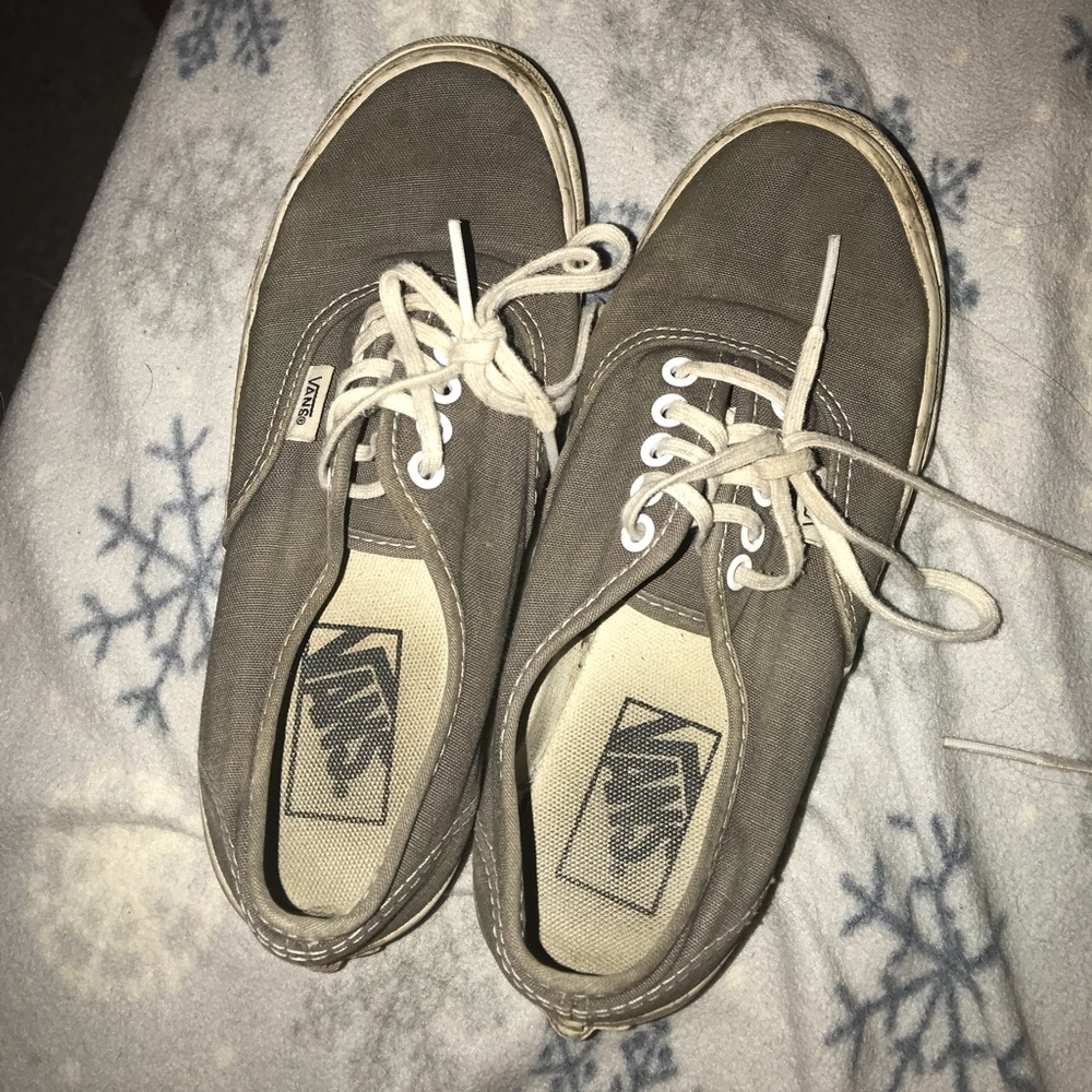 Size men’s 3.5 grey vans. Size 5 for women.